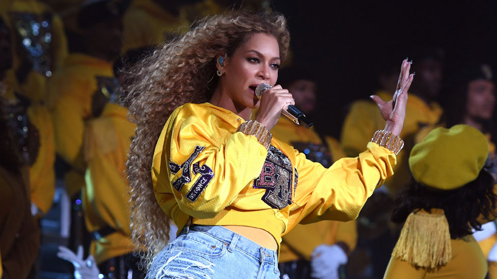 Béyonce Knowles performing